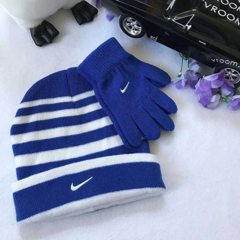 Nike NWOT Beanie with Gloves Set Youth OS (8/20)